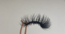 Load and play video in Gallery viewer, Mink Eyelashes-Brazil
